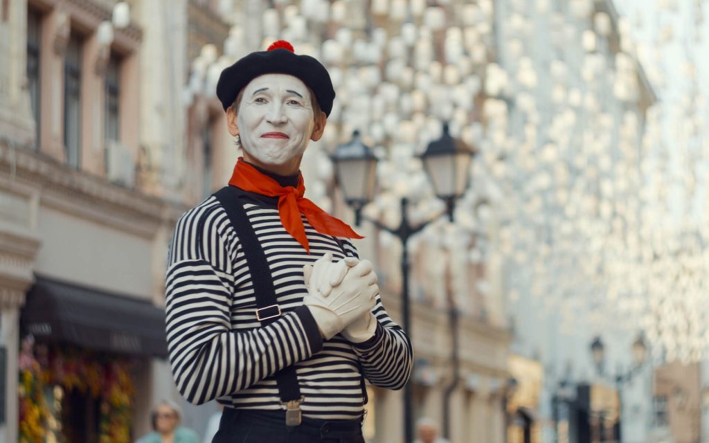 elderly-mime-on-the-street-2021-08-28-19-21-24-utc.jpg